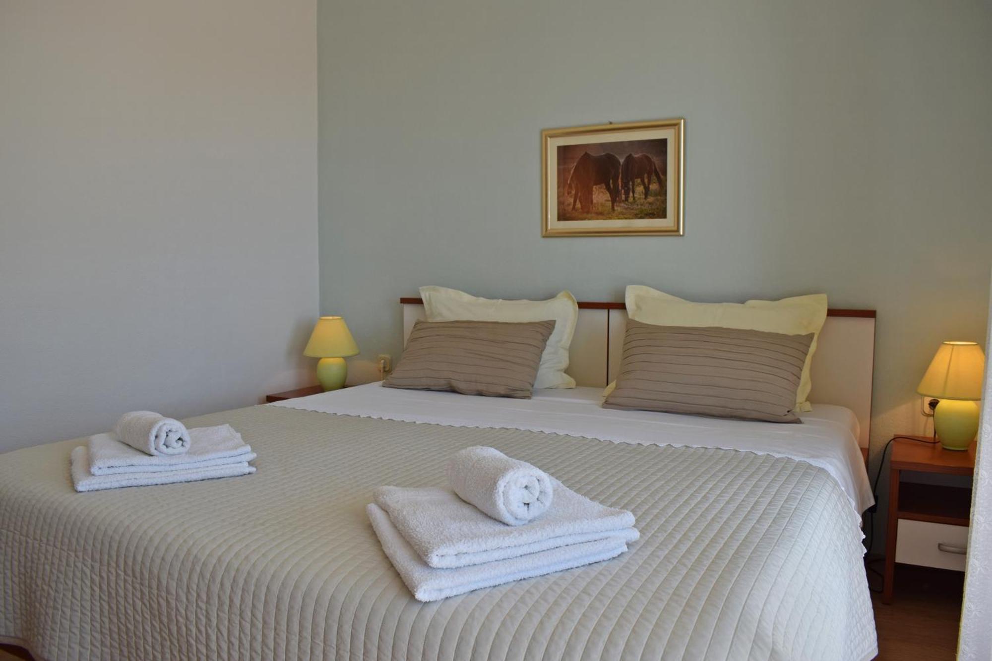Lina Vrankovic Apartments Хвар Экстерьер фото